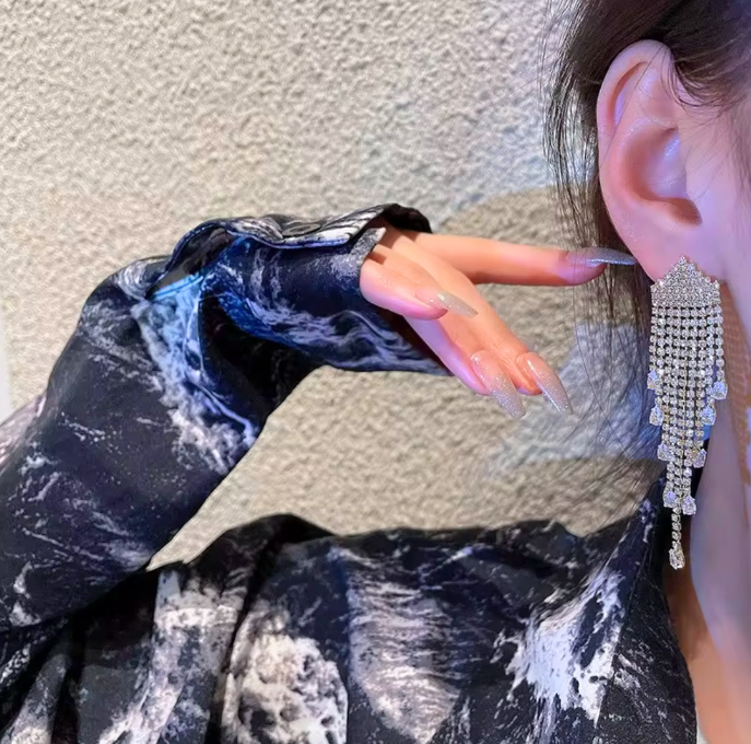 Fashionable Drop Earrings Featuring Lightweight Tassels and Brilliant Diamonds