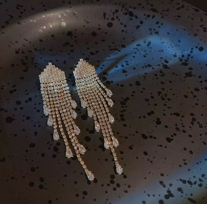 Fashionable Drop Earrings Featuring Lightweight Tassels and Brilliant Diamonds