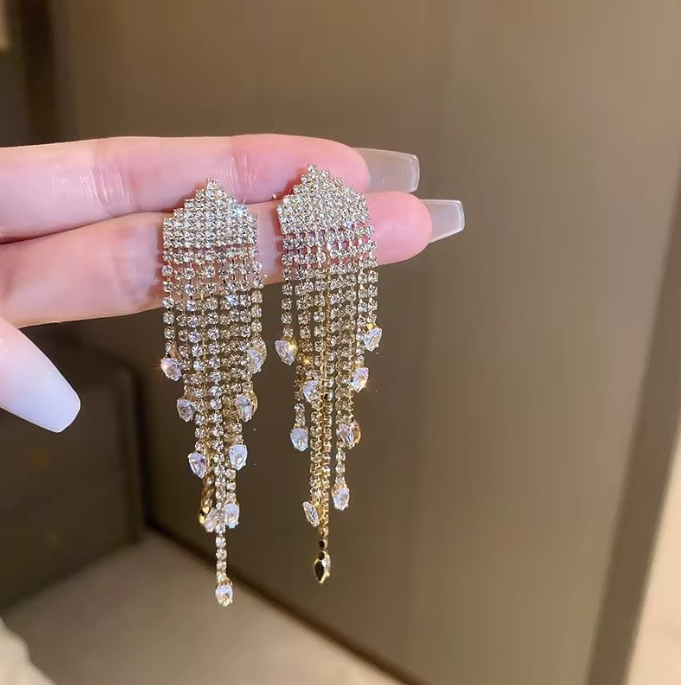 Fashionable Drop Earrings Featuring Lightweight Tassels and Brilliant Diamonds