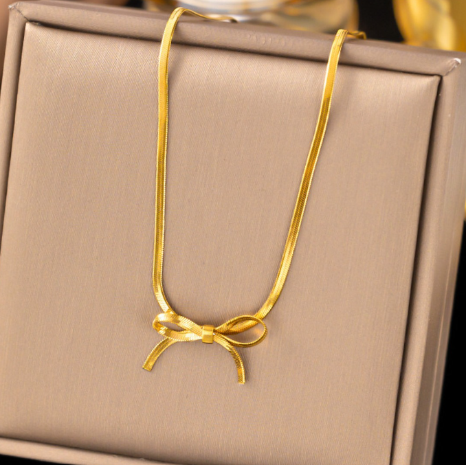 Stylish Snake Chain Necklace Featuring a Charming Bow Knot