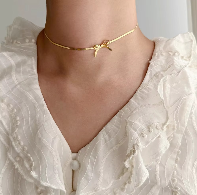 Stylish Snake Chain Necklace Featuring a Charming Bow Knot