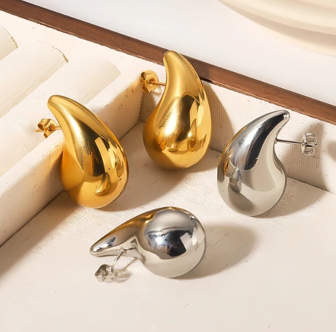 Trendy Stud Earrings Mimicking WaterDrop Style