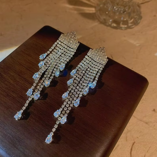 Fashionable Drop Earrings Featuring Lightweight Tassels and Brilliant Diamonds