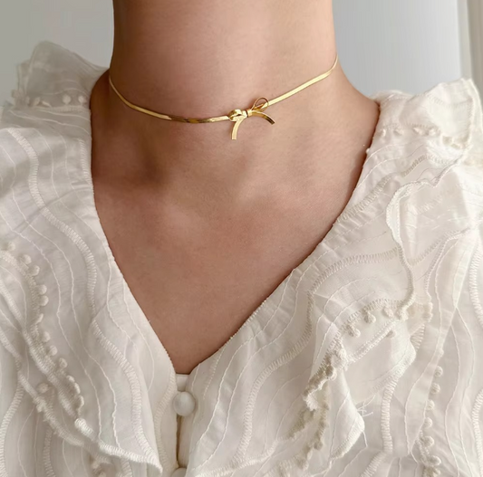 Stylish Snake Chain Necklace Featuring a Charming Bow Knot